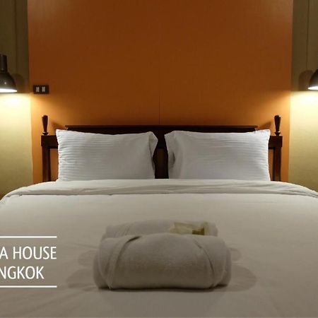 Issara House Bangkok Hotel Екстериор снимка