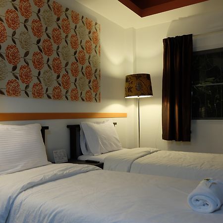 Issara House Bangkok Hotel Екстериор снимка