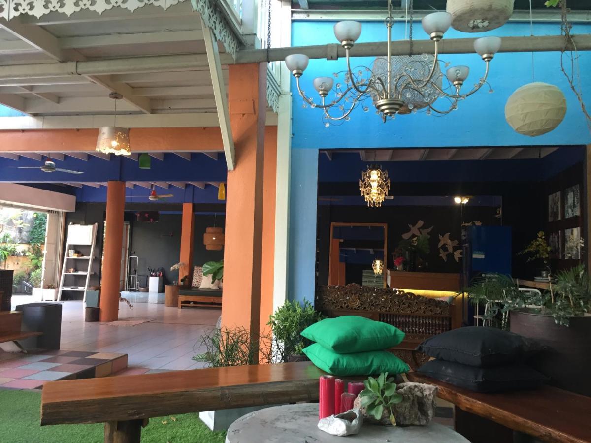 Issara House Bangkok Hotel Екстериор снимка