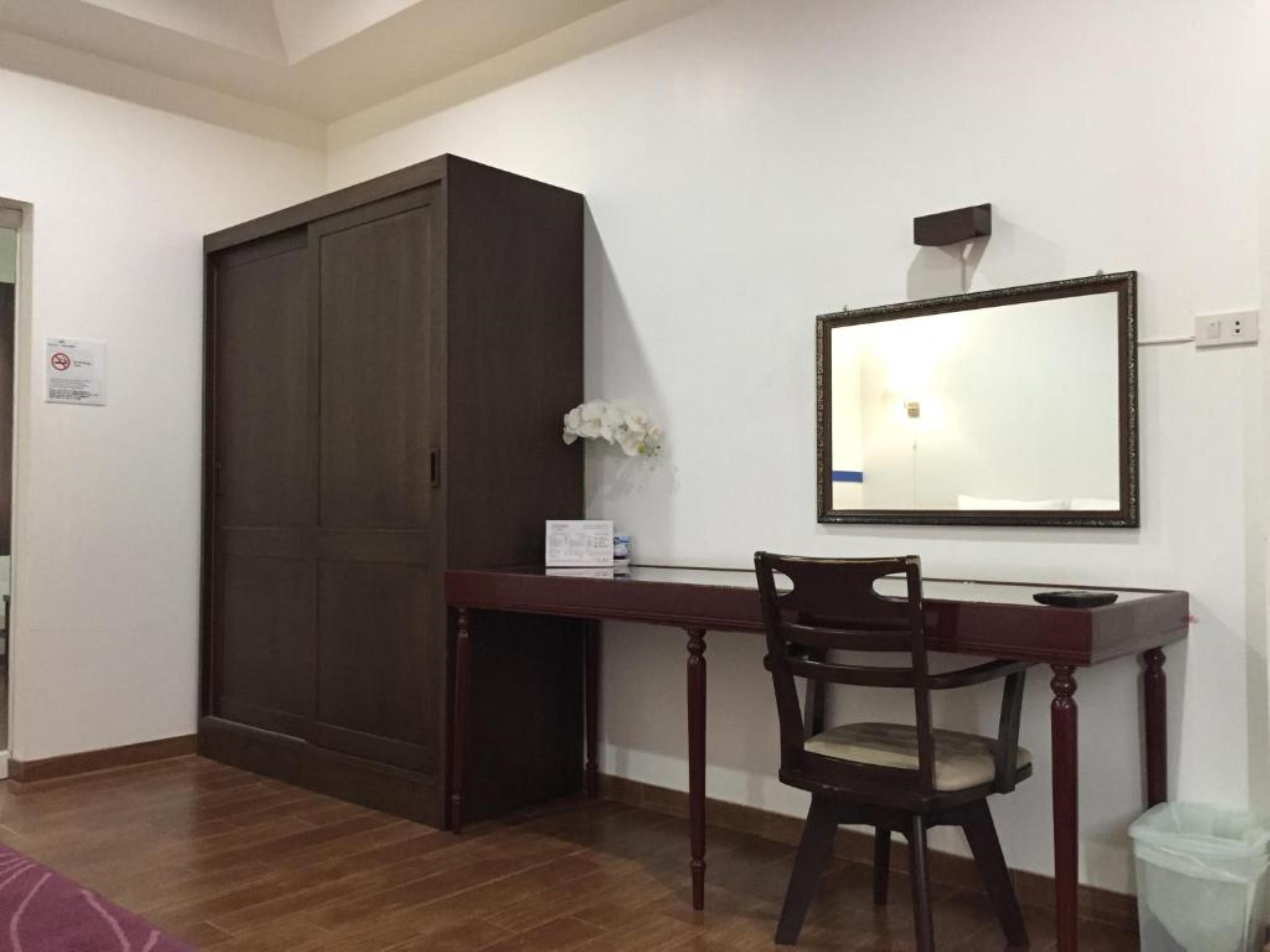 Issara House Bangkok Hotel Екстериор снимка