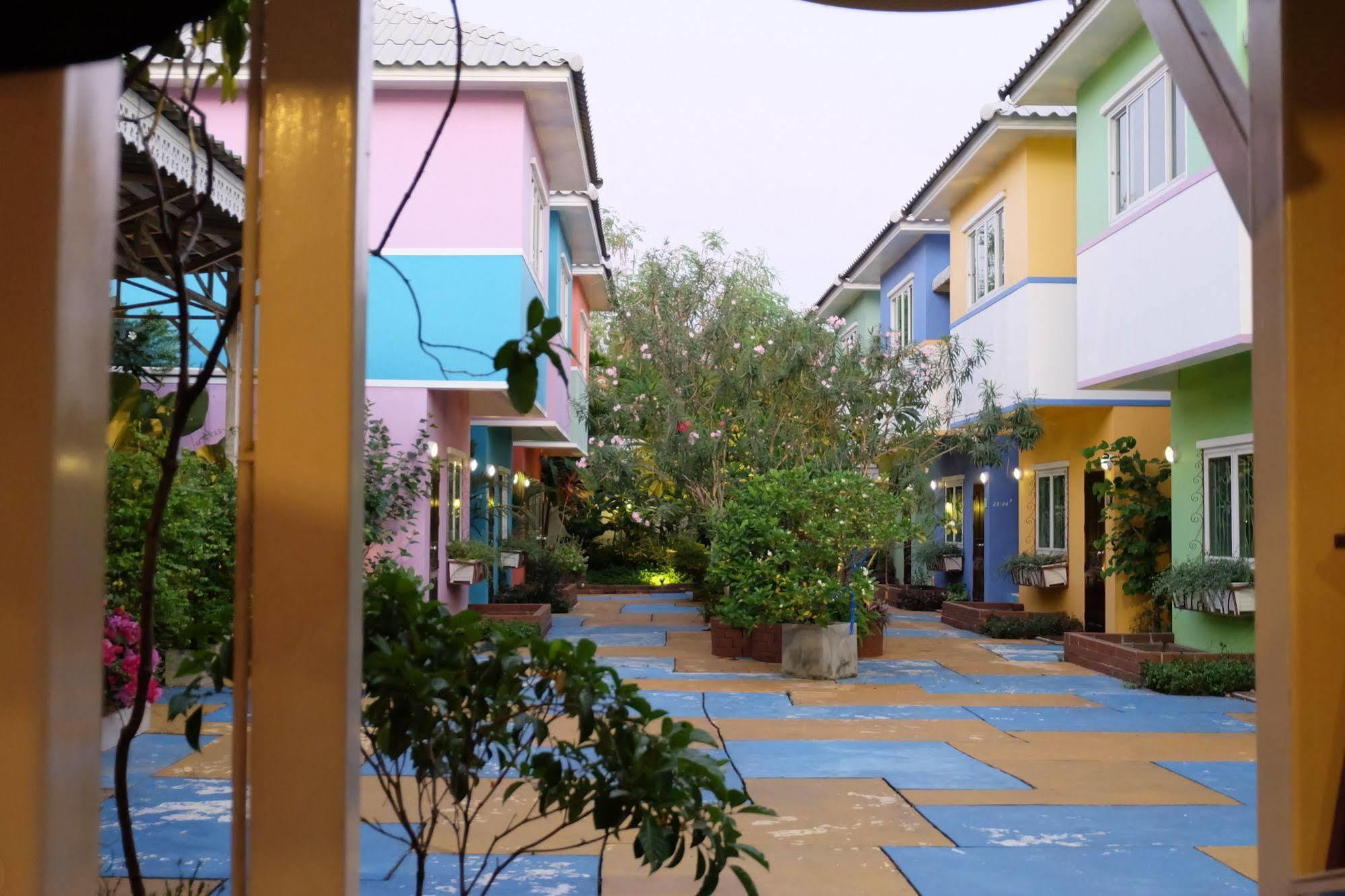 Issara House Bangkok Hotel Екстериор снимка