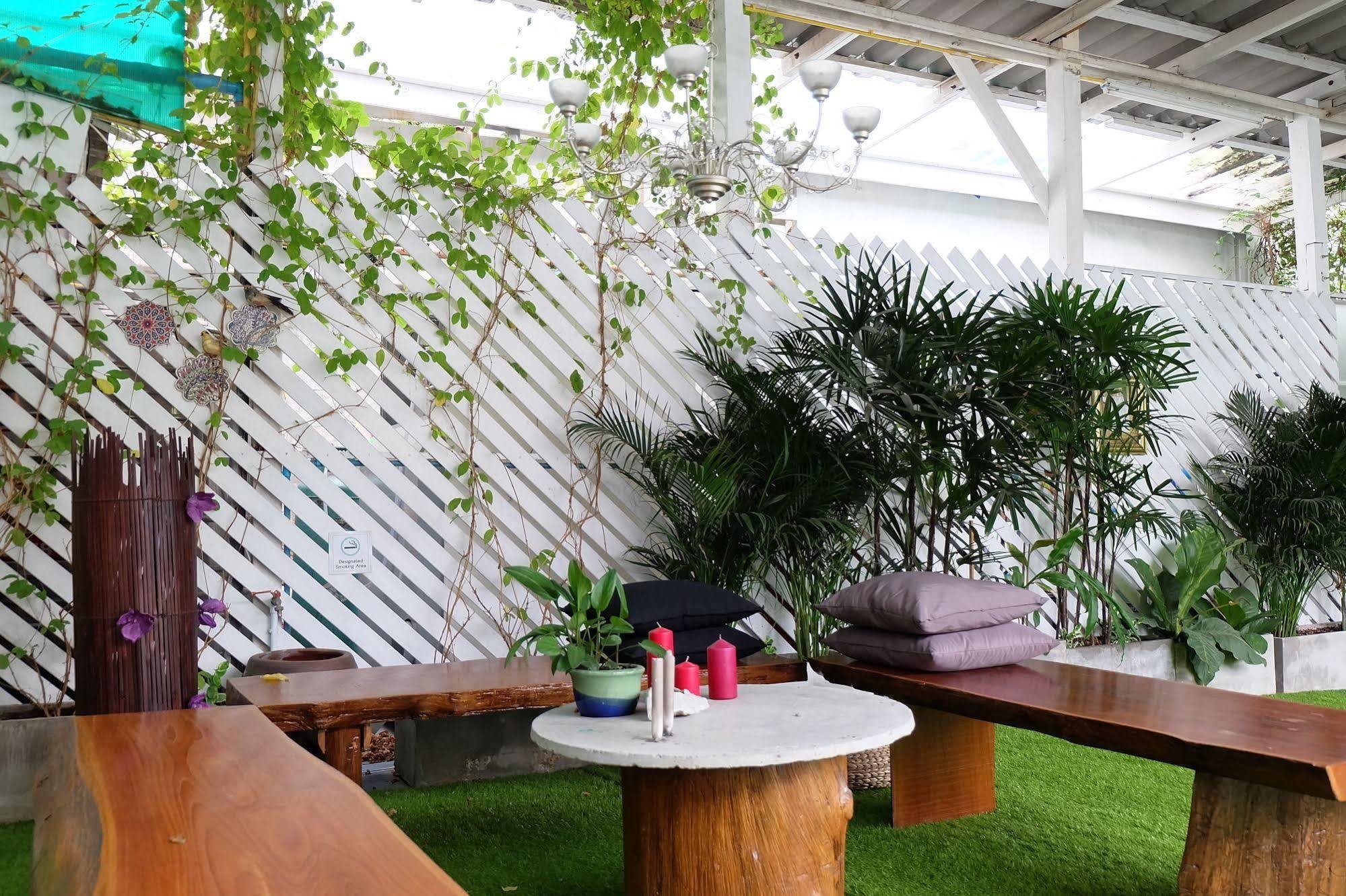 Issara House Bangkok Hotel Екстериор снимка