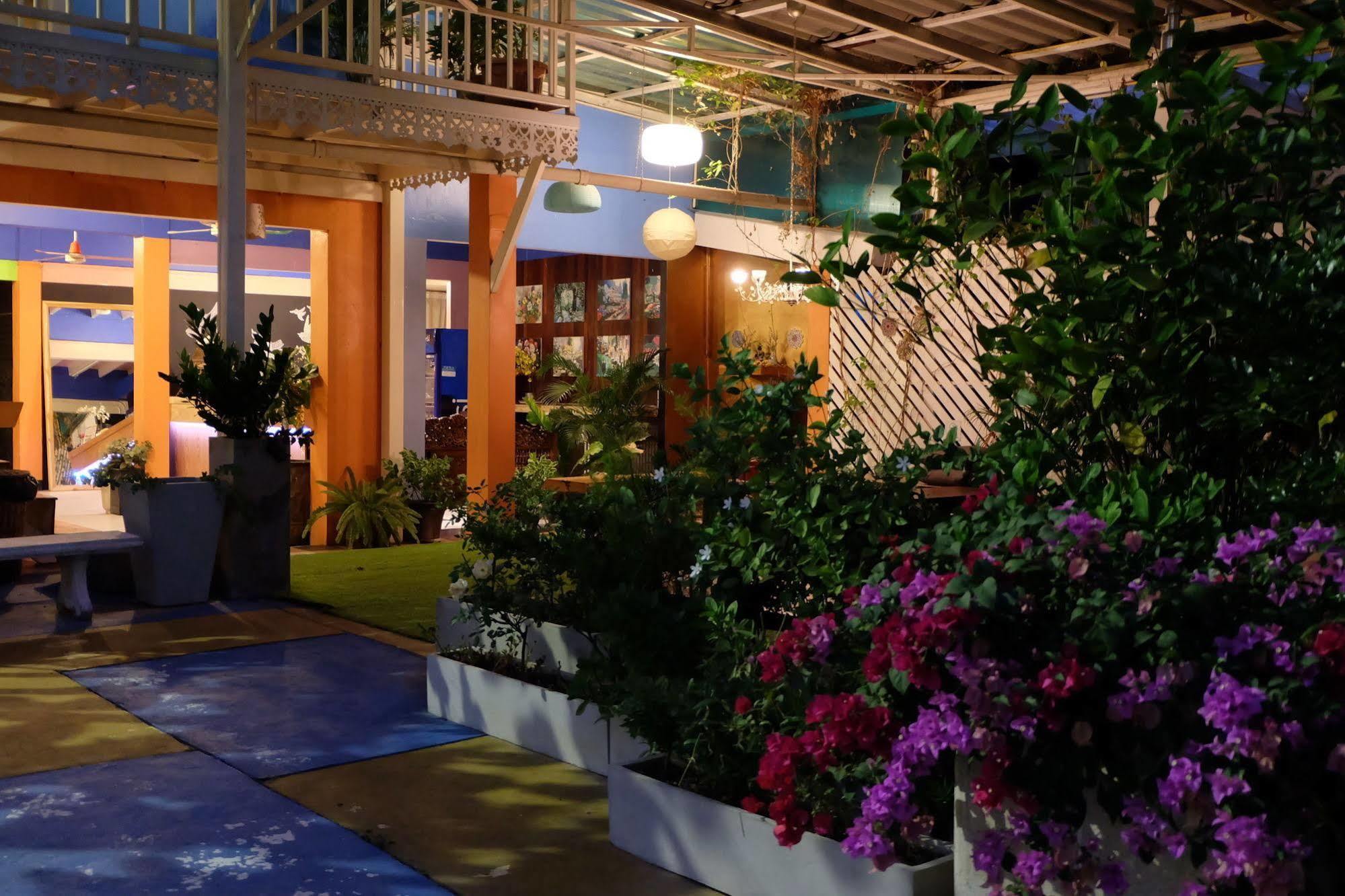 Issara House Bangkok Hotel Екстериор снимка