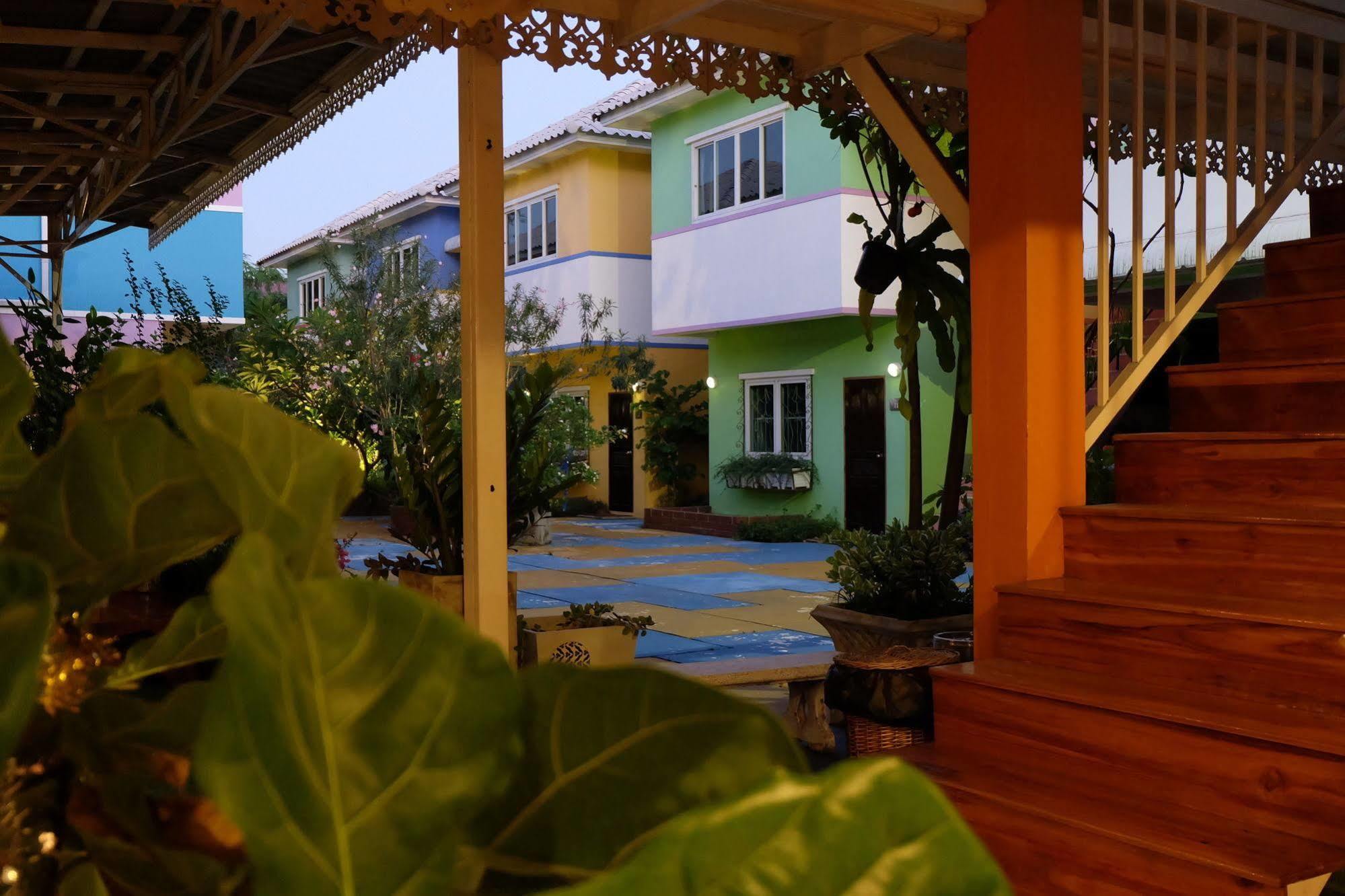 Issara House Bangkok Hotel Екстериор снимка