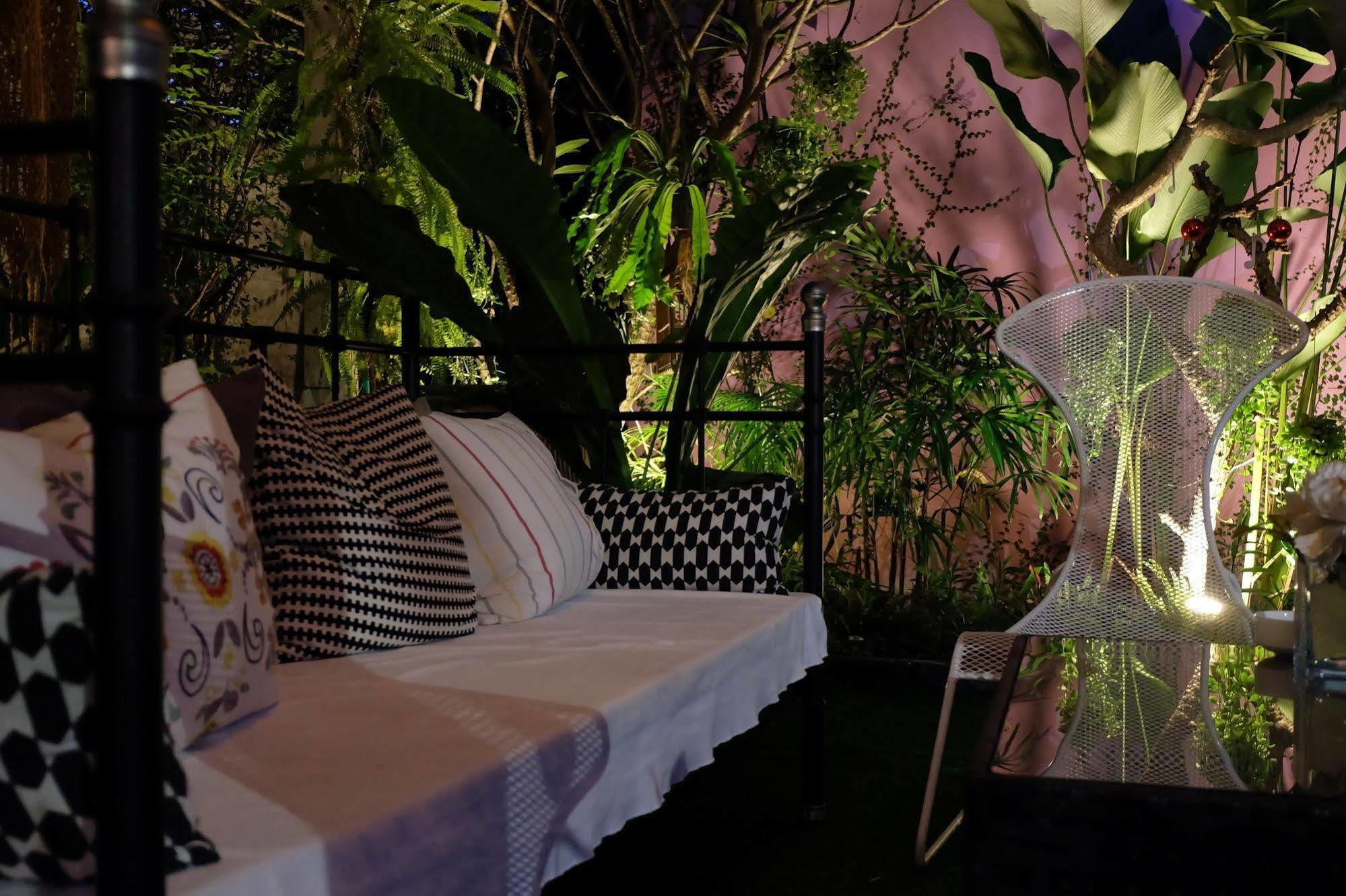 Issara House Bangkok Hotel Екстериор снимка