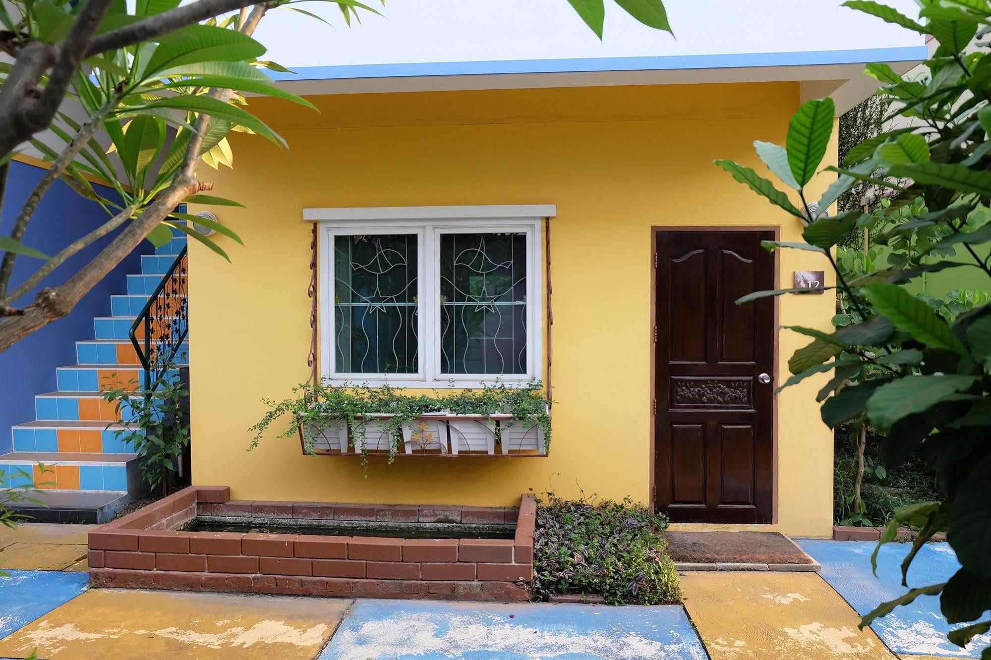 Issara House Bangkok Hotel Екстериор снимка